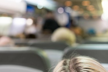 Yolcular kabine. Uçağın iç manzarası. bulanık.