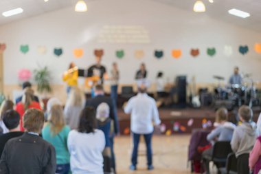 Çocuklar sahnede ailelerin önünde gösteri yapıyorlar.. 