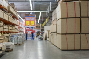 Depo ağacı. Depoda tahta tabaklar olan paletler. Kereste üretimi.