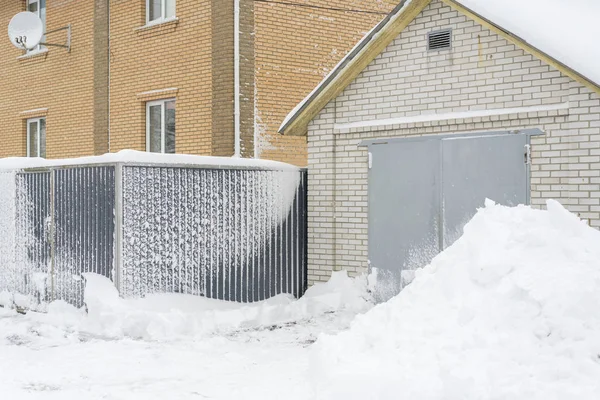 Ingången Täckt Med Snö Grindar Fyllda Med Snö — Stockfoto