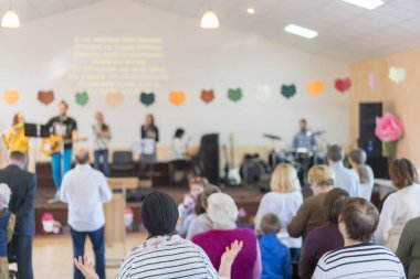 Çocuklar sahnede ailelerin önünde gösteri yapıyorlar.. 