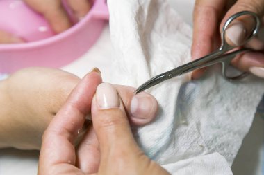 Güzellik salonunda tırnak etlerini çıkarma işlemi. Yakın plan.. 