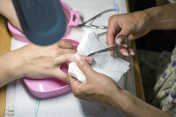 Proceso Manicura Salón Belleza Cerca Procesamiento Manicura Femenina —  Fotos de Stock