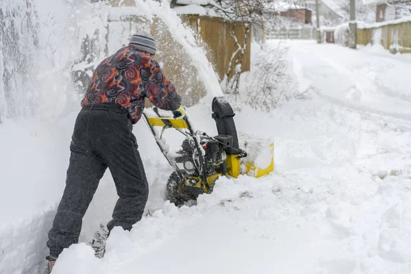 Muž Obsluhující Sněhový Válec Odstraňující Sníh Příjezdové Cestě Muž Používající — Stock fotografie