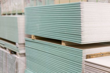 Hırdavatçıda alçıpan rafları var. Onarım ve inşaat konsepti.