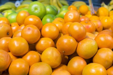 Süpermarketin vitrinindeki portakalların yakın görüntüsü. 