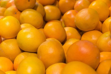 Süpermarketin vitrinindeki portakalların yakın görüntüsü. 