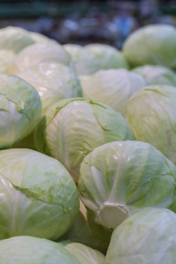 Süpermarkette bir grup yeşil lahana.