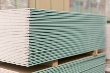 Hırdavatçıda alçıpan rafları var. Onarım ve inşaat konsepti.