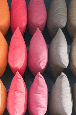 Çok renkli yastıkların arka planı. Yastıklardan yapılmış yaratıcı arkaplan.