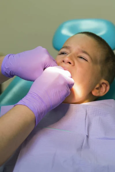 Dentista Pediátrico Examinando Pequenos Meninos Dentes Cadeira Dentistas Clínica Odontológica — Fotografia de Stock