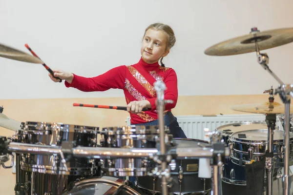 Nastolatka Grająca Perkusji Nastolatka Dziewczyna Zabawy Grać Perkusji — Zdjęcie stockowe