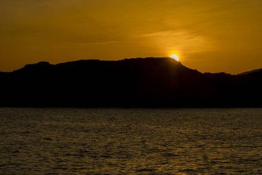 Denizde gün batımı. Ton halinde. Boşluğu kopyala.