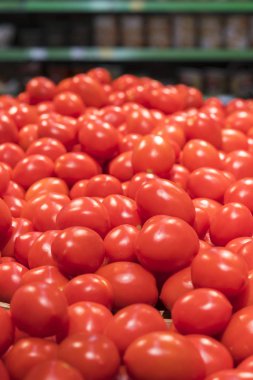 Süpermarketin rafında taze ve olgun domatesler.. 