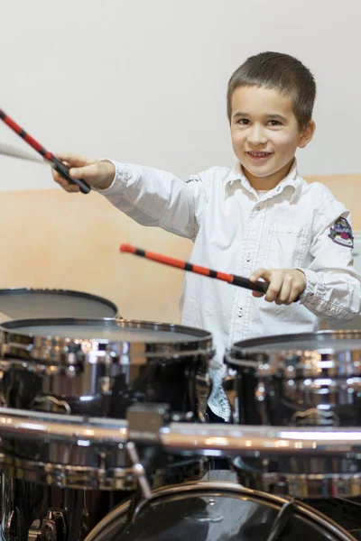 Ragazzo Che Suona Batteria Ragazzo Camicia Bianca Che Suona Batteria — Foto Stock