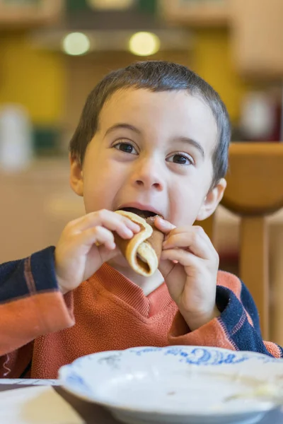 Feliz Niño Comiendo Panqueques Retrato Niño Pequeño Lindo Sentado Junto — Foto de Stock