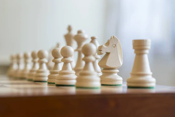 Weiße Schachfiguren Auf Dem Schachbrett — Stockfoto