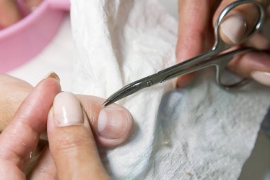 Güzellik salonunda tırnak etlerini çıkarma işlemi. Yakın plan.. 