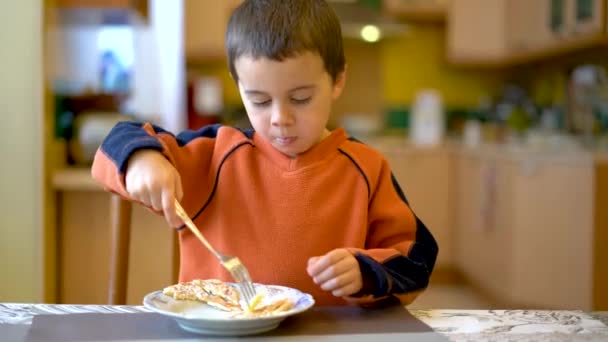 Ευτυχισμένο Μικρό Αγόρι Τρώει Τηγανίτες Πιρούνι — Αρχείο Βίντεο