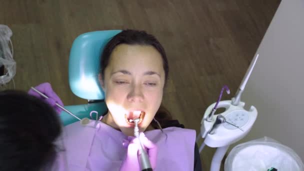 Дантист Пациент Кабинете Дантиста Крупный План Использования Зубной Дрели Зубов — стоковое видео