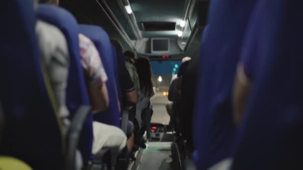Vista Borrosa Del Salón Autobuses Interior Con Pasajeros — Vídeos de Stock