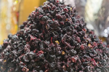 Mağazanın tezgahında Hibiscus çayı.