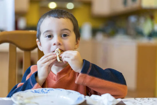 Feliz Niño Comiendo Panqueques Retrato Niño Pequeño Lindo Sentado Junto — Foto de Stock