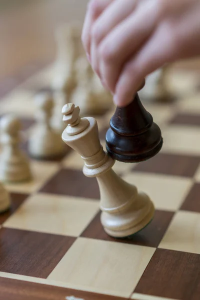 Holzschachfiguren Spielen Schachspiel Der Sturz Des Königs Vertikales Foto — Stockfoto