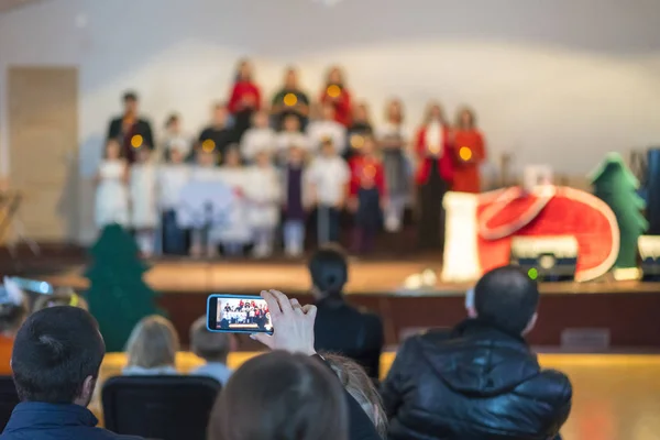 Padres Viendo Los Niños Actuar Pasillo Niños Escenario Actuando Delante — Foto de Stock