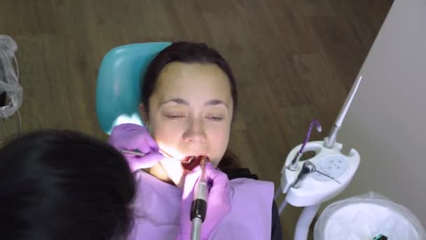 Dentista Paciente Consultório Odontológico Close Broca Dentária Usando Para Dentes — Vídeo de Stock