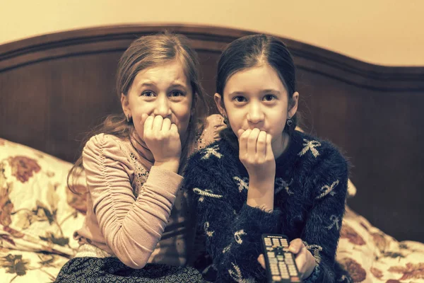 Люди Діти Телебачення Друзі Концепція Дружби Дві Маленькі Дівчата Дивляться — стокове фото