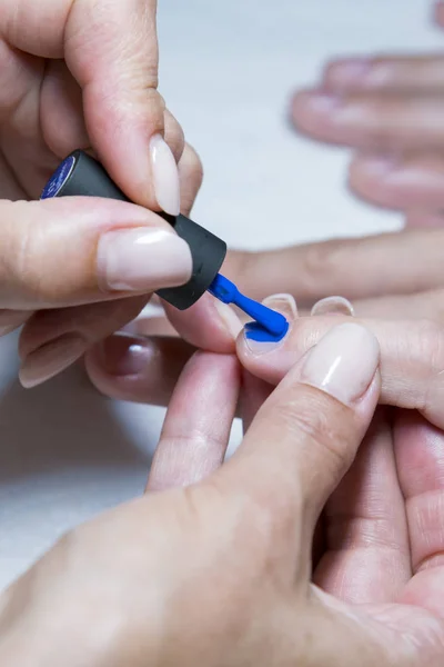 Proceso Manicura Esmalte Uñas Esmalte Gel Azul — Foto de Stock