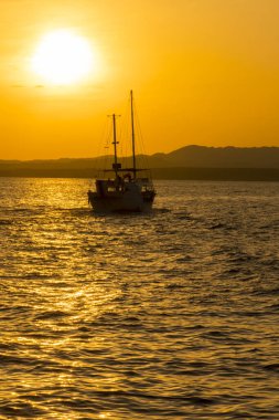 Denizde gün batımı. Ton halinde. Günbatımında yat. Boşluğu kopyala.