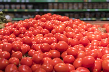 Sebzeler vitamin doludur. Süpermarkette taze ve olgun domatesler