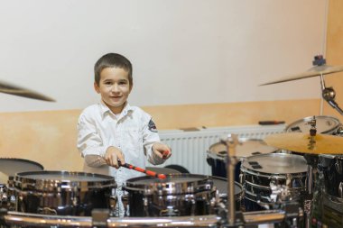 Davul çalan beyaz gömlekli çocuk.. 