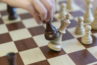 Tahta satranç taşları oynuyorum. Satranç oyunu. 