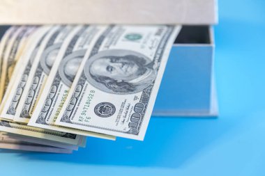 Dolarlar güneş ışığında kutuda. Dolarlar güneş ışığında kutuda.. 