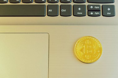 Dizüstü bilgisayarda Bitcoin. Dizüstü bilgisayarda Bitcoin sembolü, gelecekteki konsept finansal para birimi.