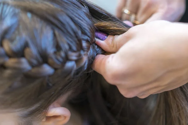 Recortado Tiro Madre Haciendo Trenza Para Hija — Foto de Stock