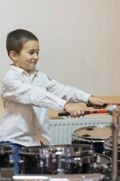 Ragazzo Camicia Bianca Che Suona Batteria — Foto Stock