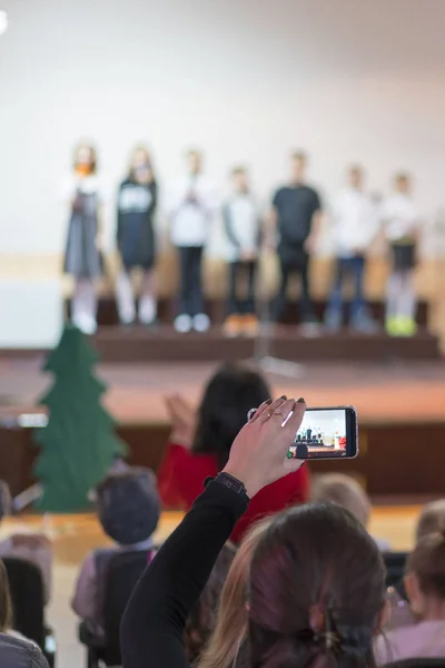 Děti Škole Vystupují Pódiu Před Rodiči — Stock fotografie