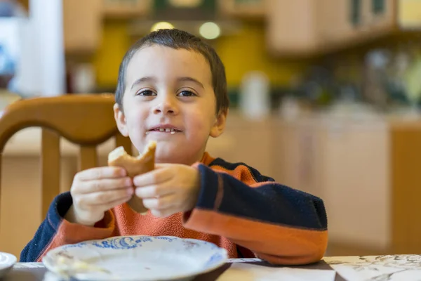 Feliz Niño Comiendo Panqueques Con Las Manos — Foto de Stock