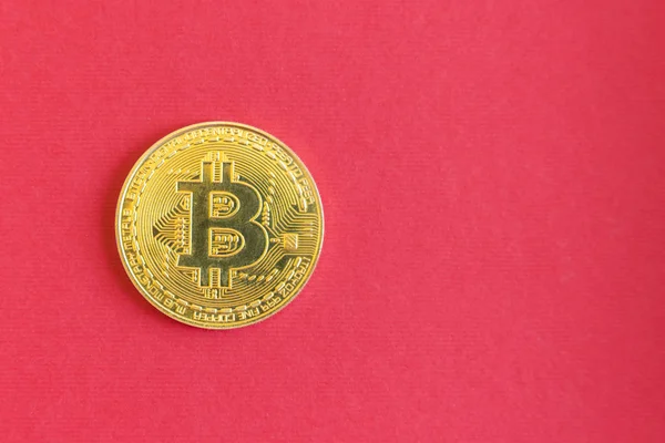 Golden Bitcoin Digitaal Virtueel Geld Rode Achtergrond Kopieerruimte — Stockfoto