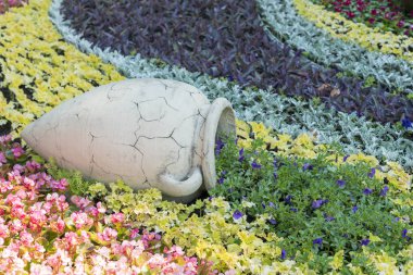 Bloom Taze Biçilmiş Çim ve ÇiçekTarları ile Bahçe Manzara Görünümü. 