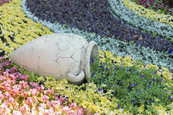 Blick Den Garten Mit Frisch Gemähtem Rasen Und Blühenden Blumenbeeten — Stockfoto