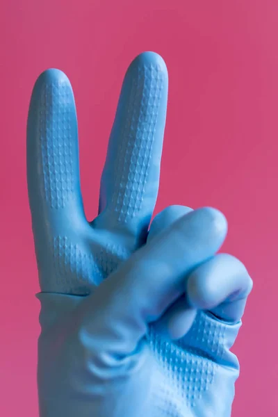 手袋を掃除してジェスチャーを作る手 ピンクの背景にゴム手袋で手 — ストック写真