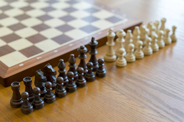 Schachfiguren Vor Dem Schachbrett — Stockfoto