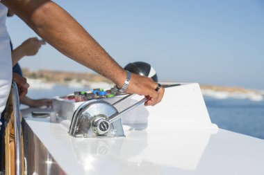 Kaptan dümen yatında. Yatı süren adam. Deniz eğlencesi ve turizm kavramı.