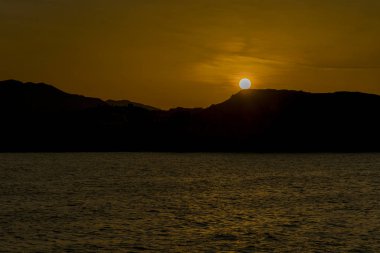 Denizde gün batımı. Ton halinde. Boşluğu kopyala.