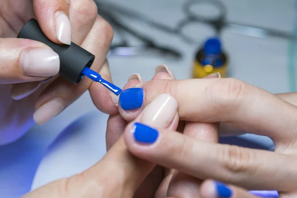 Hermoso Proceso Manicura Esmalte Uñas Aplicando Esmalte Color Azul Cerca — Foto de Stock